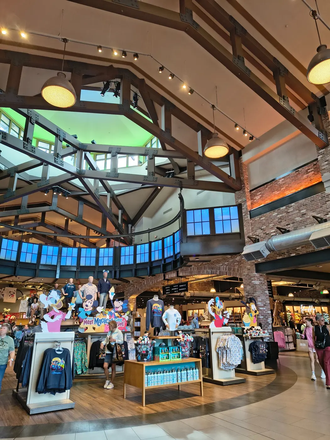 Interior de World of Disney en Disney Springs