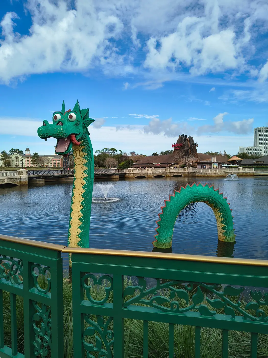Dragón de LEGO junto al lago de Disney Springs