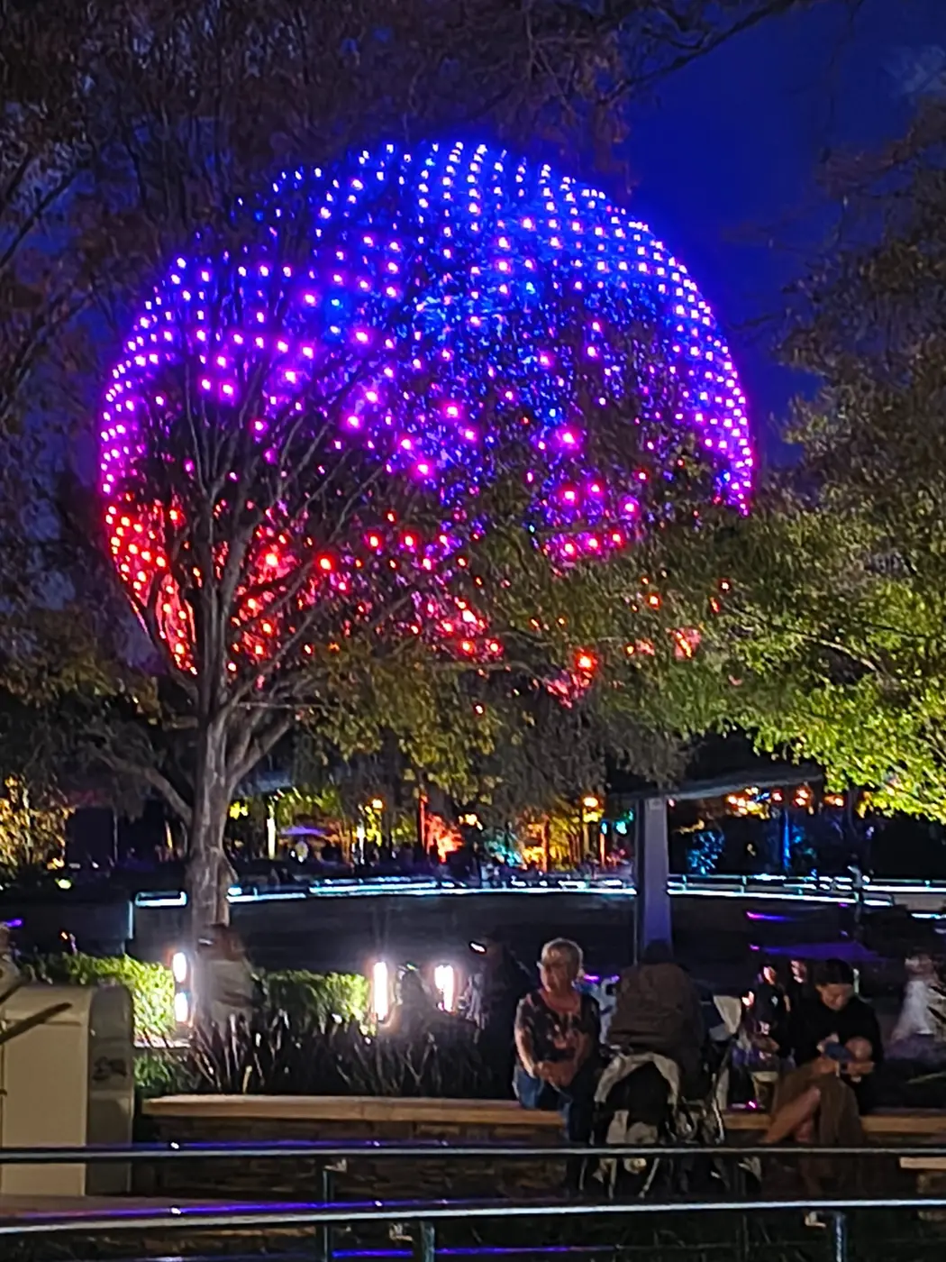 Spaceship Earth iluminada por la noche en EPCOT