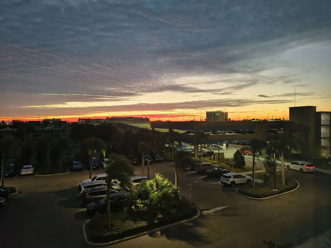 Amanecer sobre hoteles y estacionamientos de Orlando