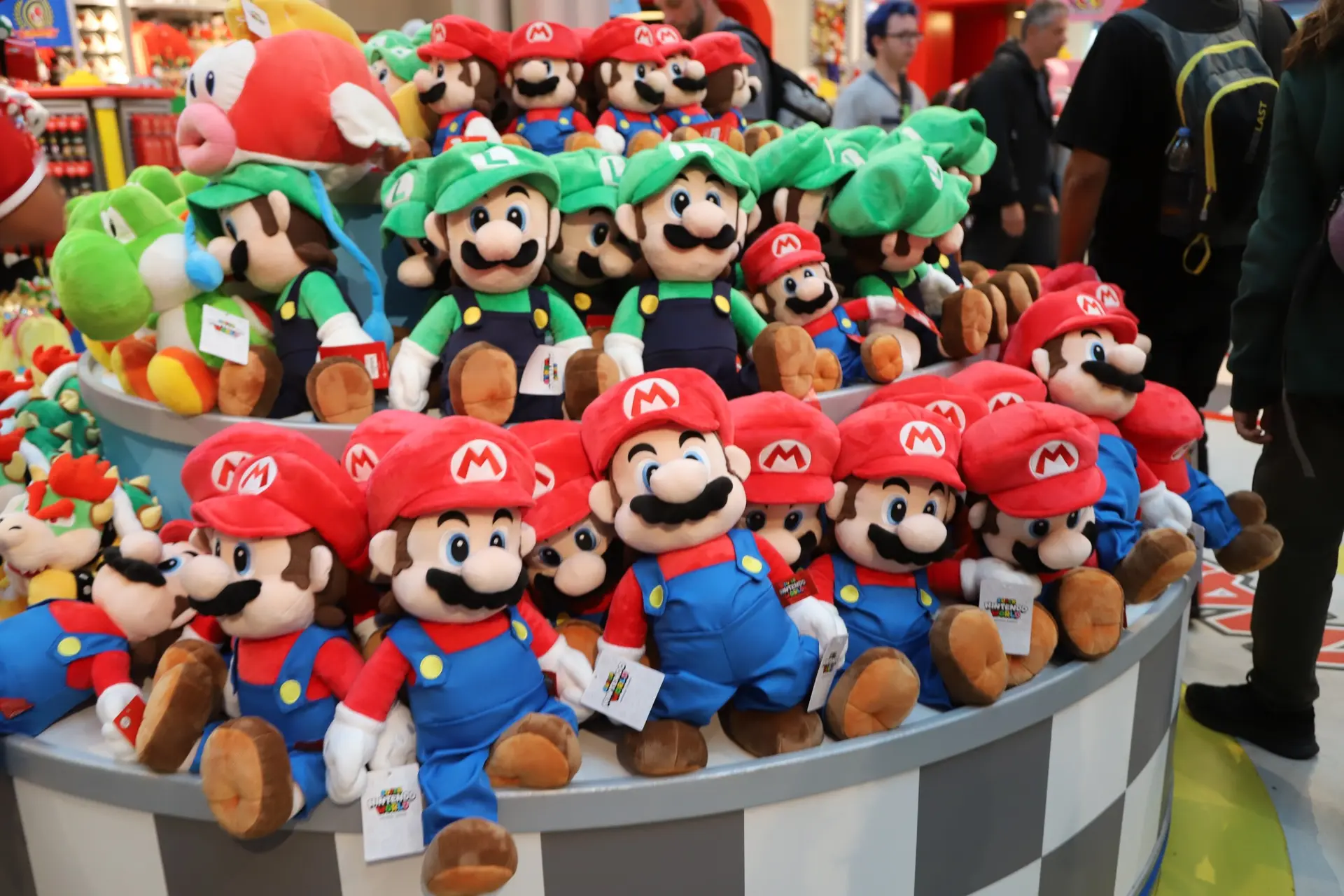 Peluches y recuerdos de personajes